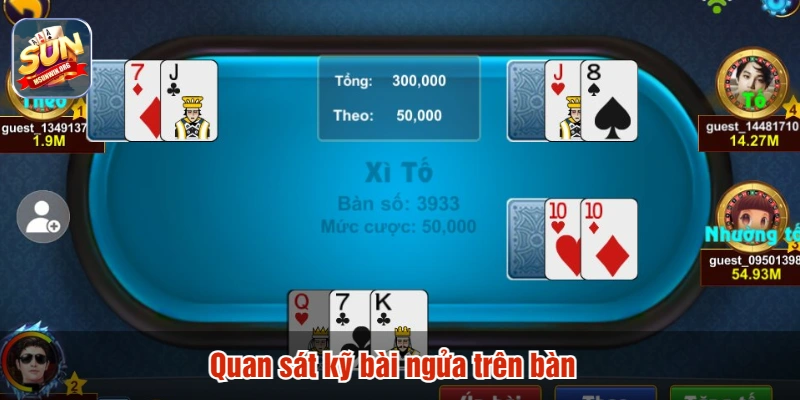 Quan sát kỹ bài ngửa trên bàn